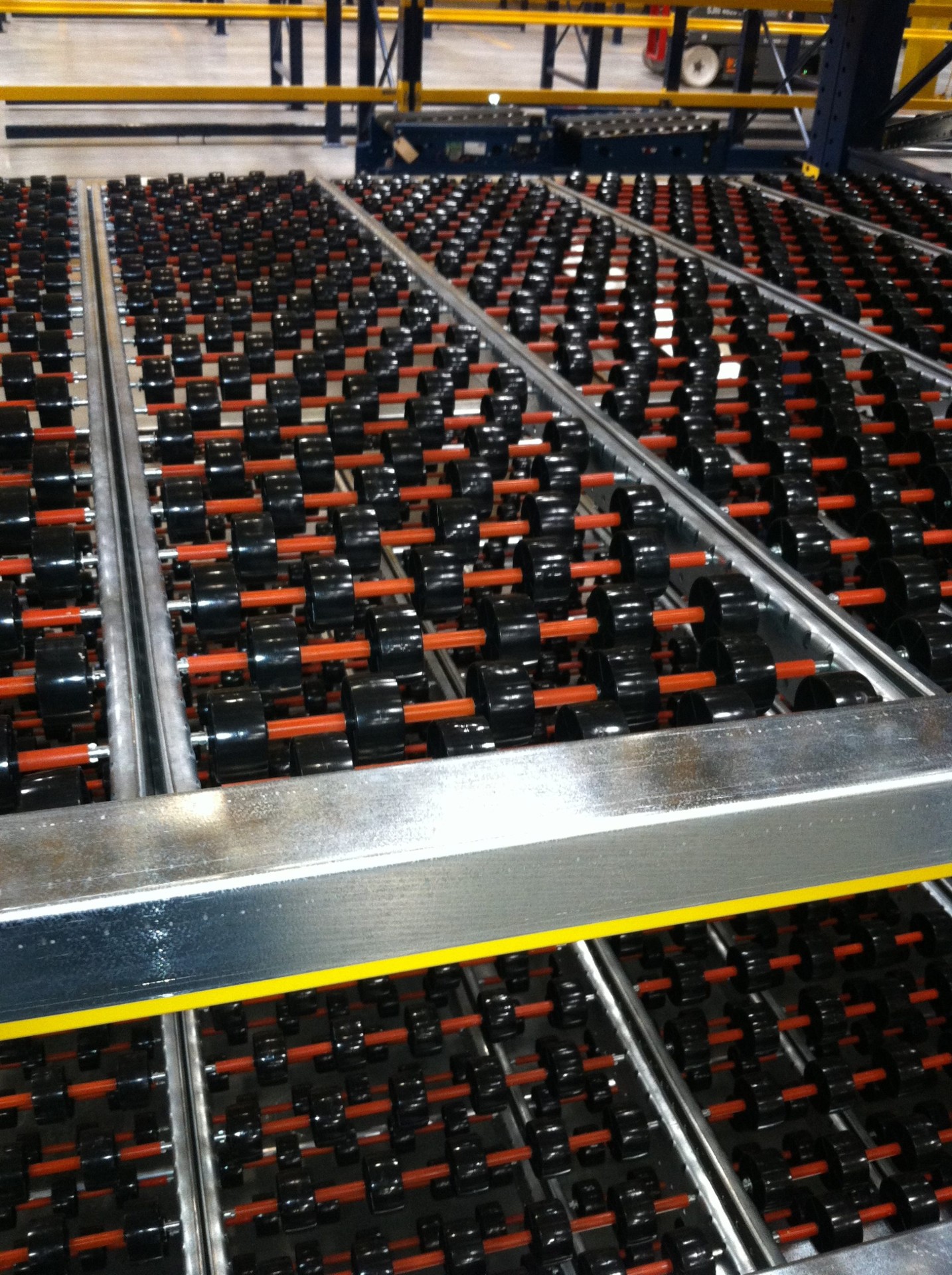 Carton flow rack with inclined wheel beds