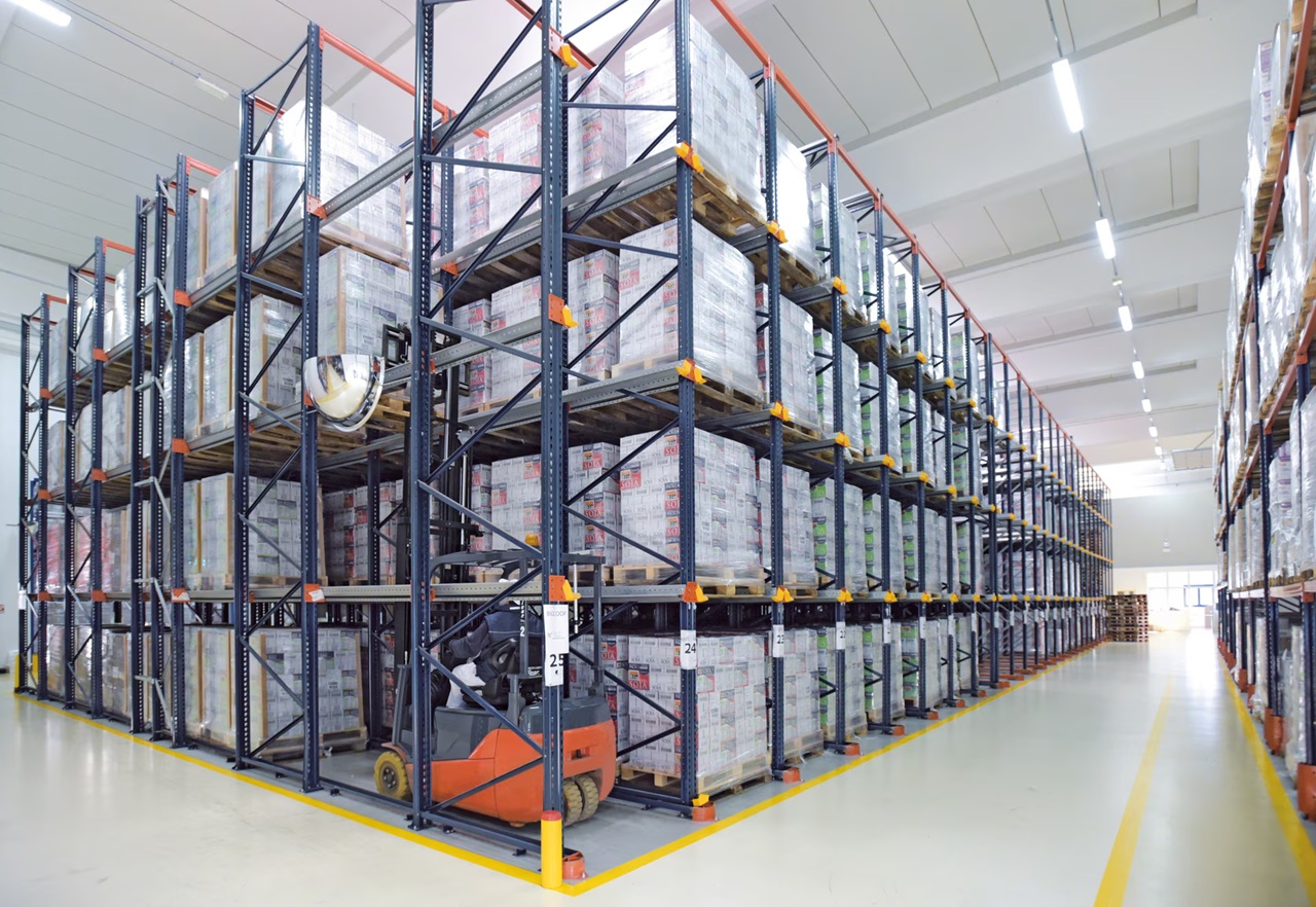 Drive in pallet rack bays with load rails